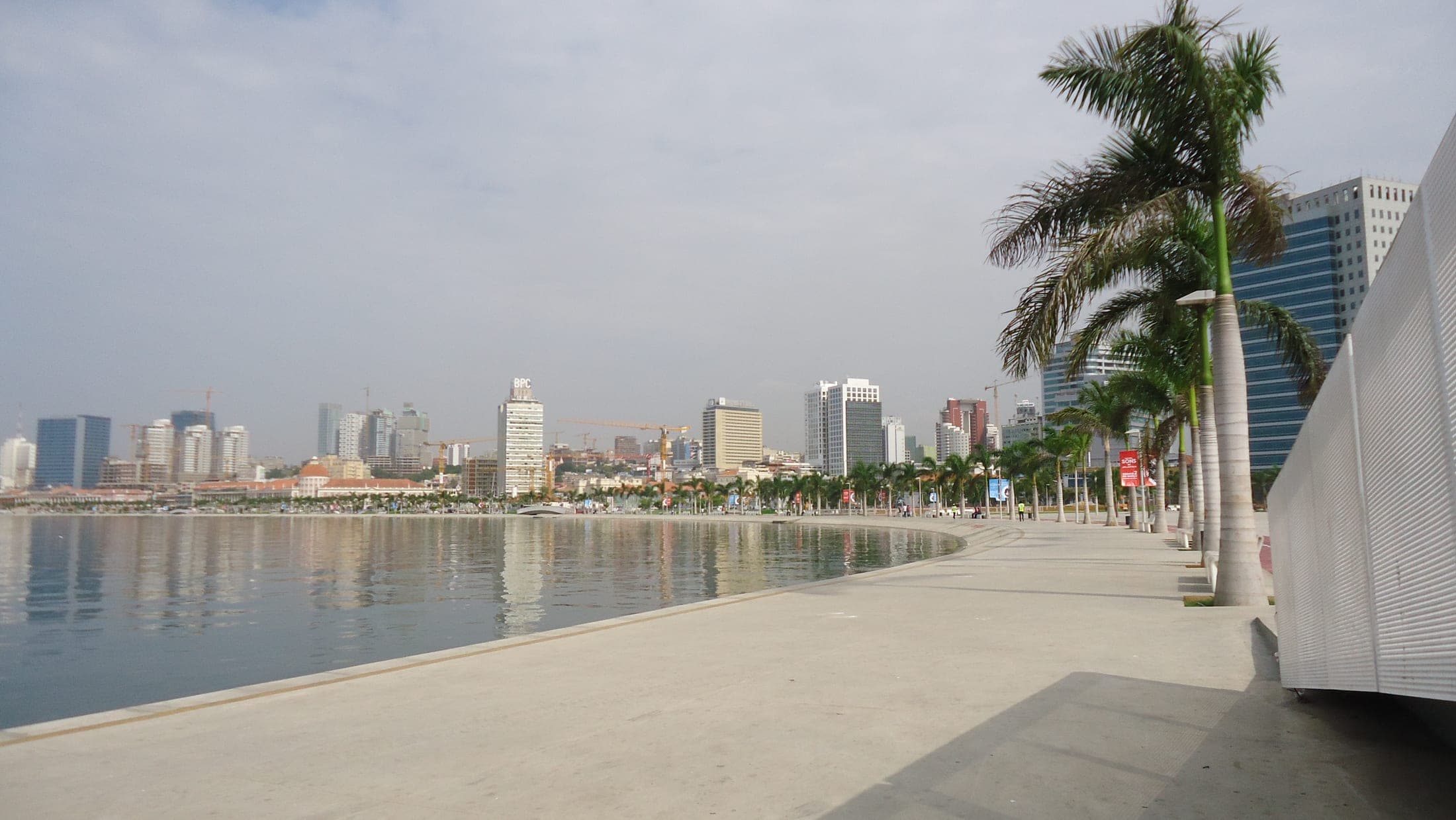 A Marginal de Luanda, com a baía e os edifícios da cidade